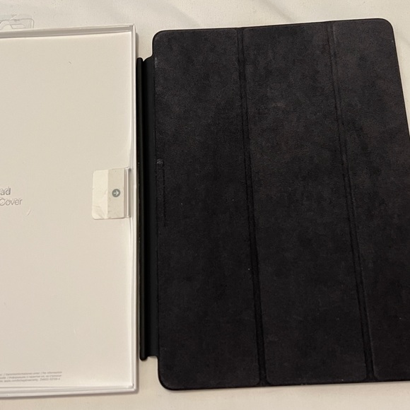 ipad Smart Cover Black(original with box) like new condition) - Picture 3 of 5